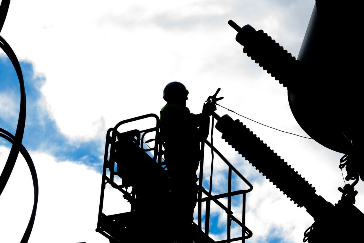 schattenriss foto von Energieanlagenelektroniker